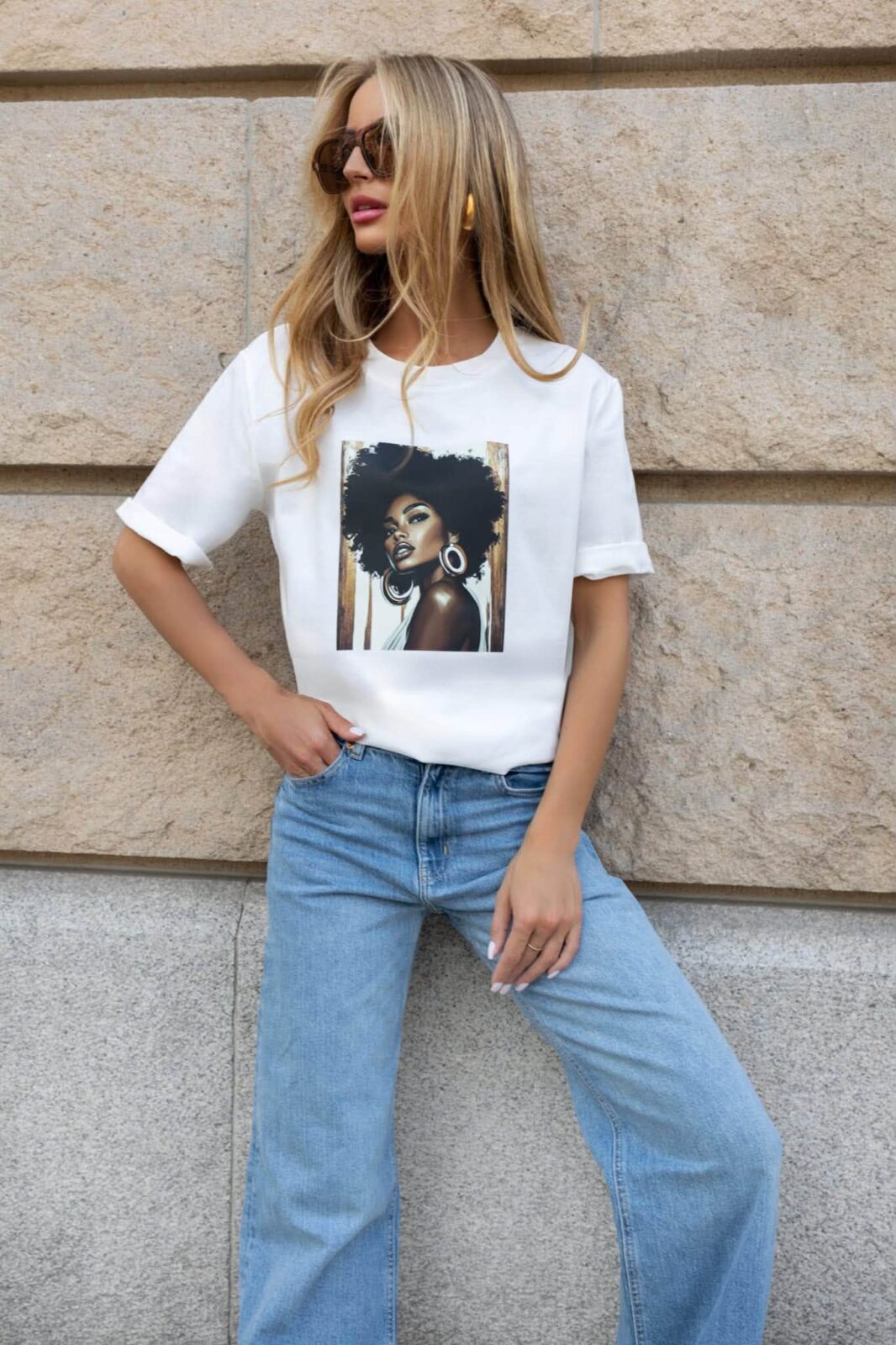 T-shirt Emma print kobieta biały - obrazek 3