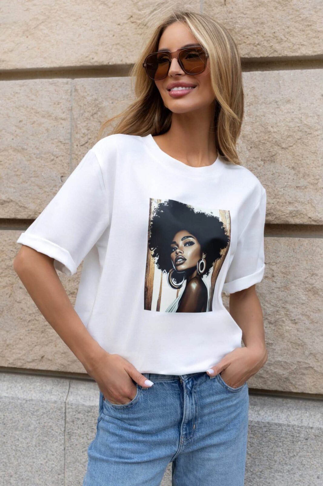 T-shirt Emma print kobieta biały - obrazek 2