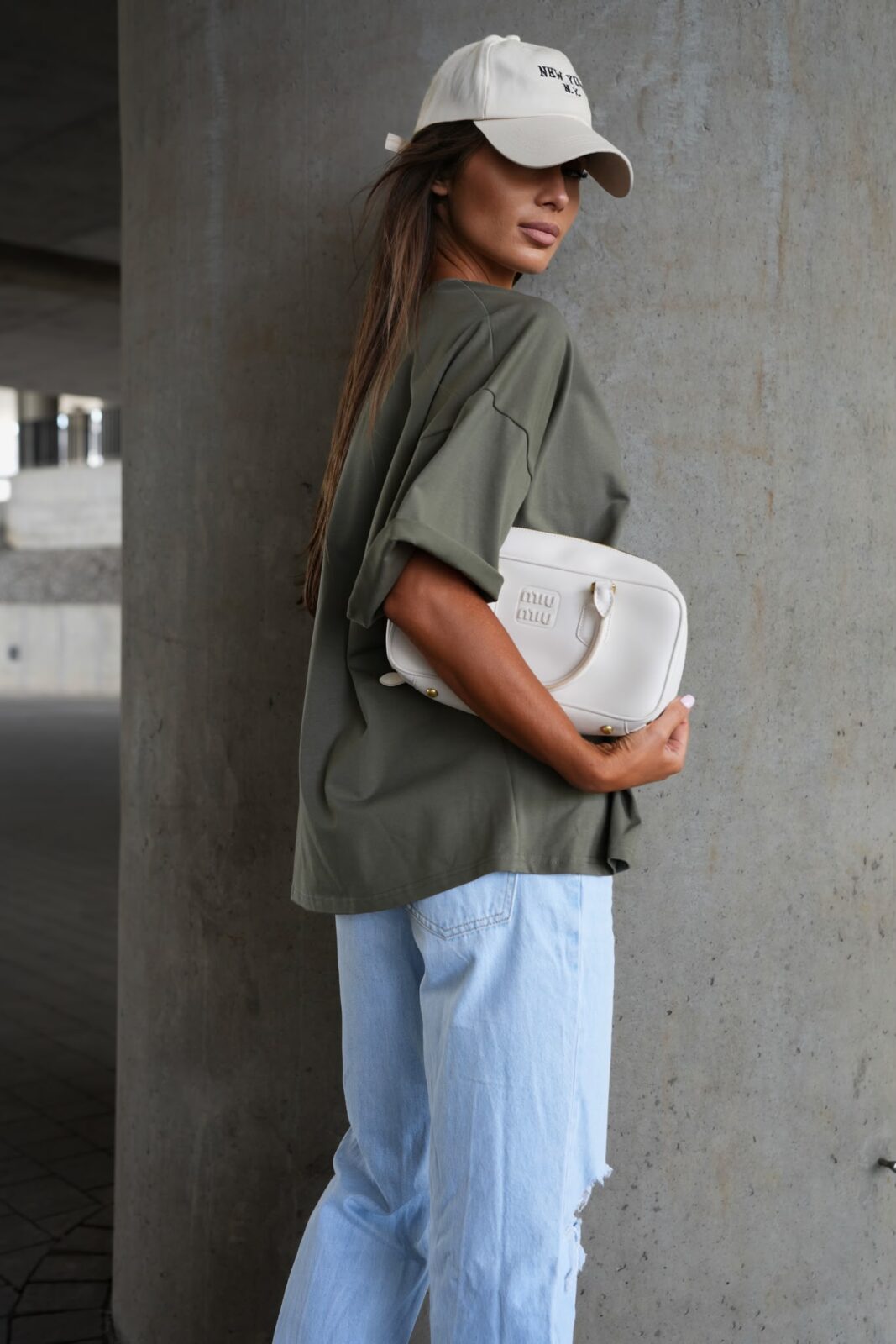 T-shirt damski oversize WOMAN khaki - obrazek 3
