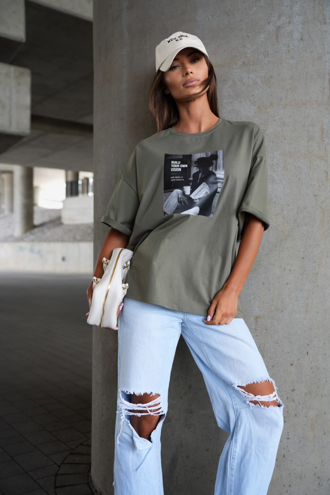 T-shirt damski oversize WOMAN khaki - obrazek 4