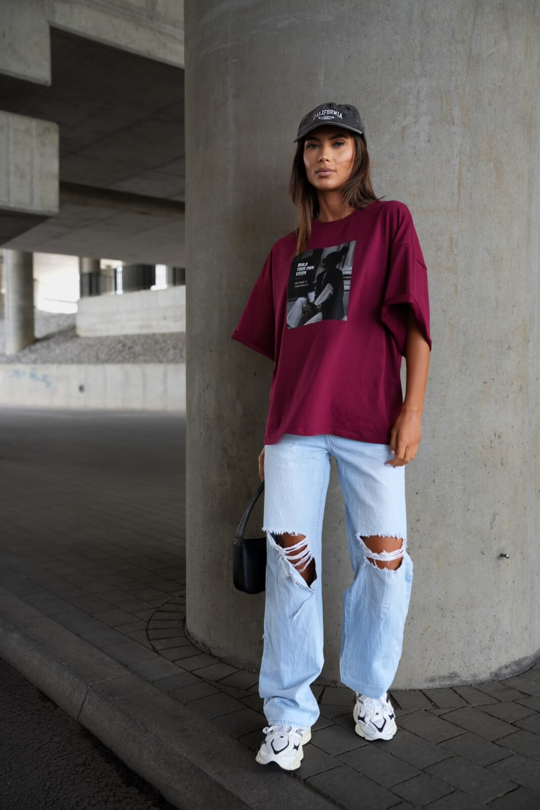 T-shirt damski oversize WOMAN burgund - obrazek 2