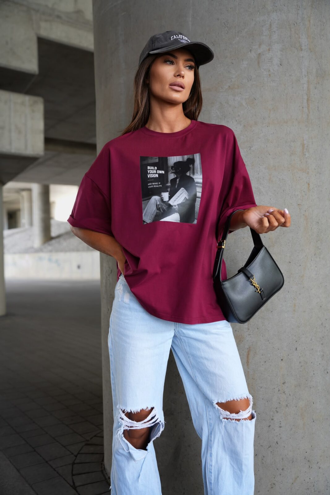 T-shirt damski oversize WOMAN burgund - obrazek 4