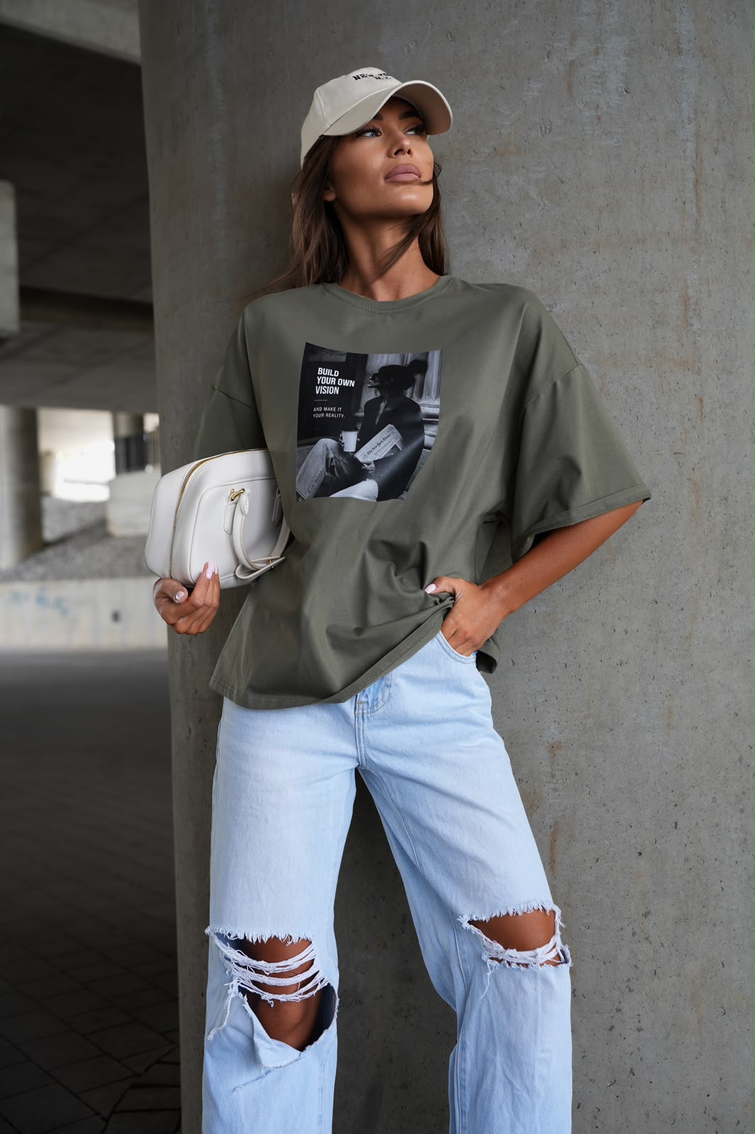 T-shirt damski oversize WOMAN khaki - obrazek 2