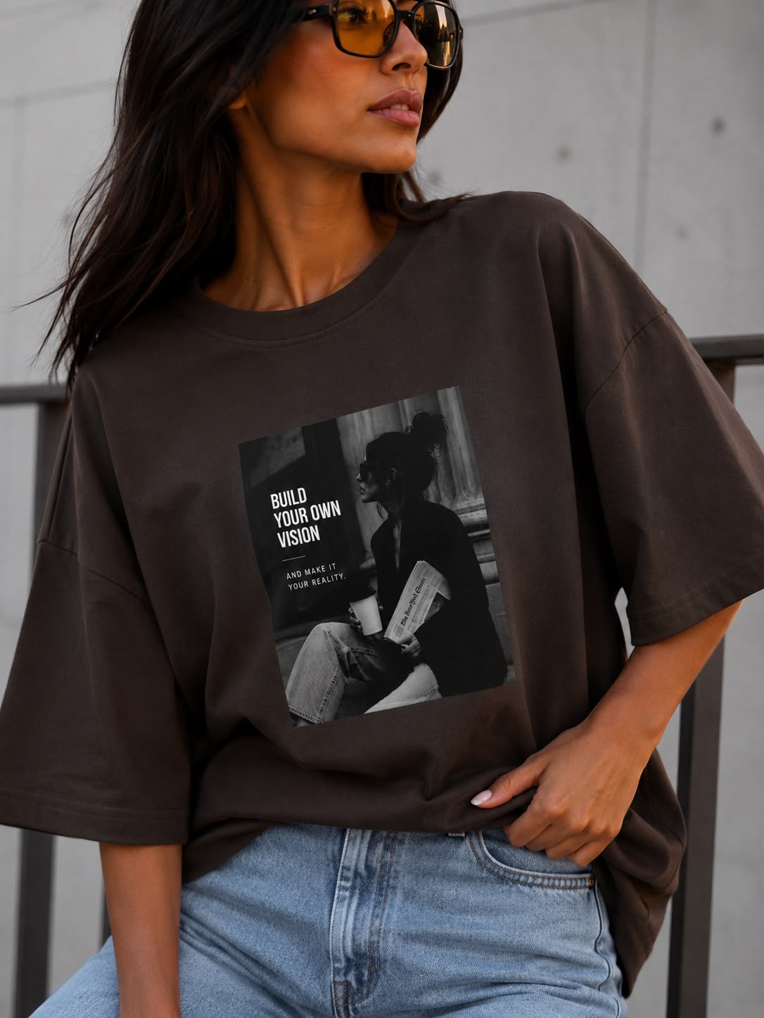 T-shirt damski oversize WOMAN czekolada - obrazek 2